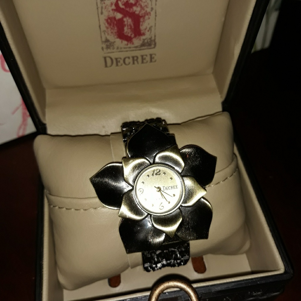 Decree flower bangle watch